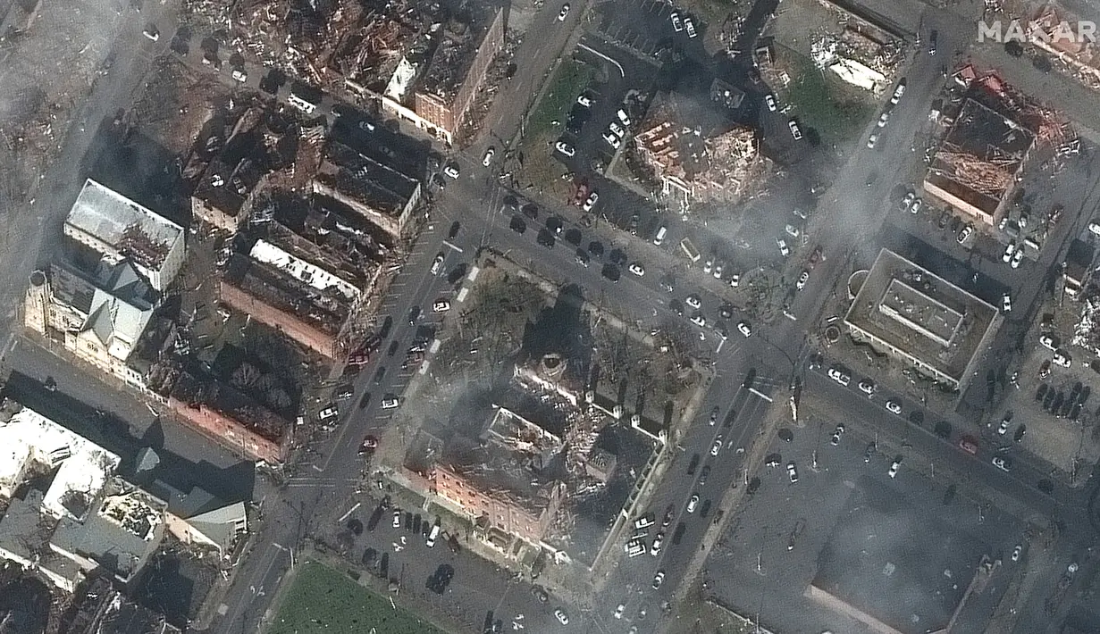 Foto satelit menunjukkan gedung pengadilan daerah dan bangunan terdekat lainnya rusak parah setelah diterjang tornado di Mayfield, Kentucky, Amerika Serikat, 11 Desember 2021. Sebanyak 78 orang tewas setelah serangkaian tornado mengamuk di AS. (Satellite image ©2021 Maxar Technologies via AP)