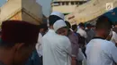 Umat islam menunaikan salat Idul Fitri 1439 H di Pelabuhan Sunda Kelapa, Jakarta, Jumat (15/6). Seluruh umat islam merayakan hari Idul Fitri 1349 H yang jatuh pada Jumat, 15 Juni 2018.            (Merdeka.com/Imam Buhori)