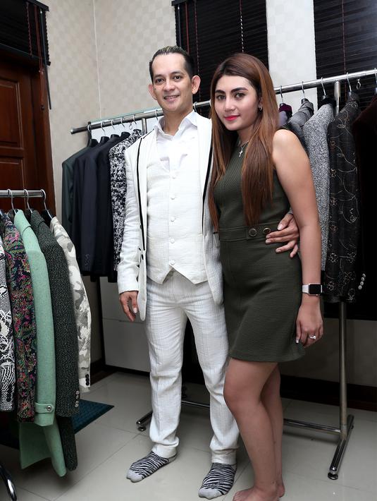 Jupiter Fortissimo dan Widuri Agesti Fitting Baju Photo 