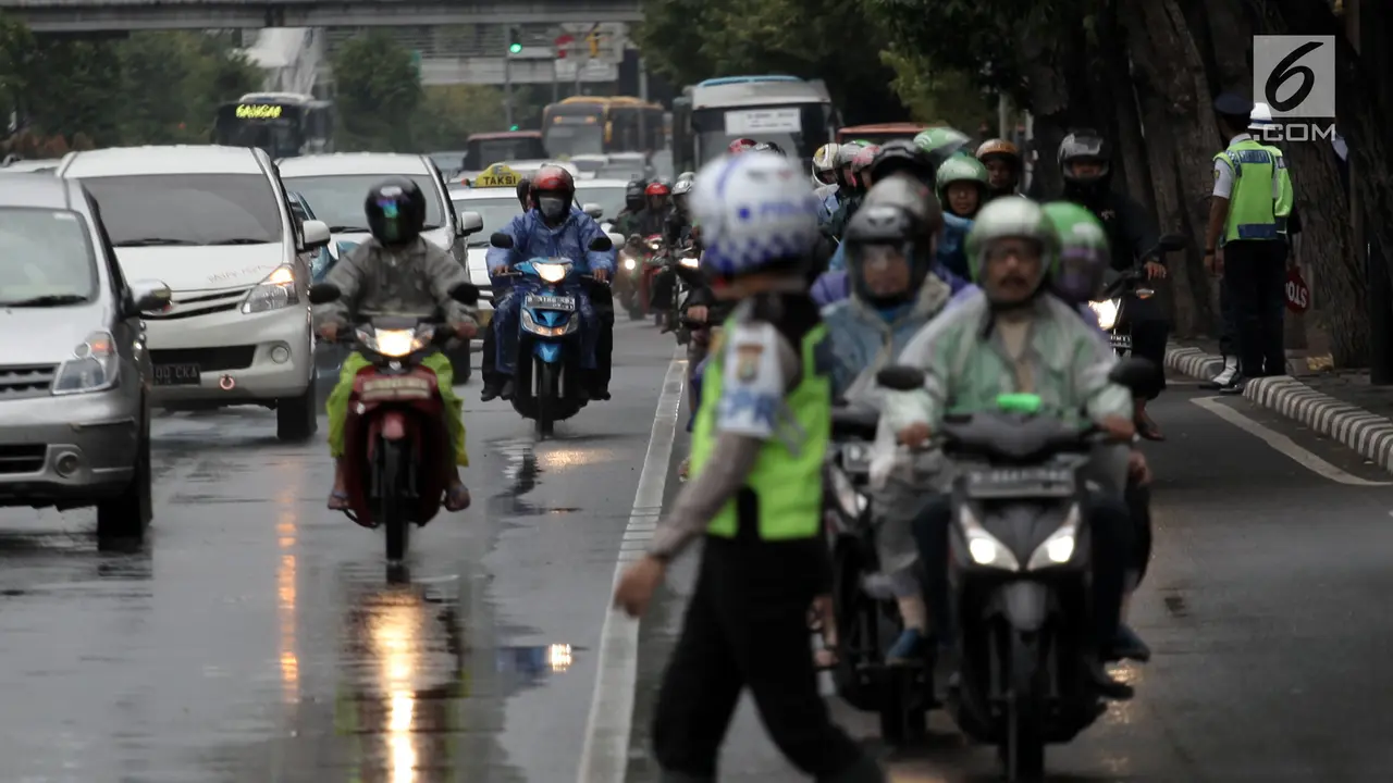 Polisi Tilang Pengendara Yang Melanggar Aturan Jalur Khusus Sepeda Motor