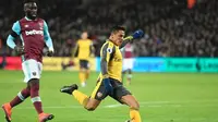 Striker Arsenal Alexis Sanchez melepaskan tembakan ke gawang West Ham United pada laga Premier League di Olympic Stadium, London, Sabtu (3/12/2016). (AFP/Justin Tallis)