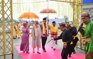 Prosesi adat Mopotilolo untuk Penjabat Gubernur Gorontalo Rudy Salahuddin bersama istri, saat tiba pertama kalinya di Bandara Djalaludin Tantu, Sabtu, (18/5/2024). (Foto – Nova Diskominfotik)