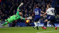 Kiper Chelsea, Willy Caballero menepis tendangan striker Tottenham Hotspur, Harry Kane dalam lanjutan ajang Liga Inggris di Stamford Bridge, Rabu (26/2). Tampil sebagai tuan rumah, Chelsea mengalahkan Tottenham Hotspur dengan skor 2-0. (Glyn KIRK / AFP)