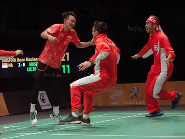  Ihsan Maulana (2kiri) melakukan selebrasi usai mengalahkan pebulu tangkis Malaysia Lee Zii Jia pada final Bulutangkis beregu putra SEA Games 2017 di Axiata Arena, Malaysia, Kamis (24/8). Indonesia meraih medali emas. (Bola.com/Liputan6.com/Faizal Fanani)