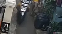 Terekam CCTV, Wanita di Pasar Rebo Gasak Motor Warga