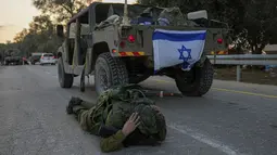 Perang antara kelompok militan Hamas dan Israel telah memasuki hari keenam pada Kamis (12/10/2023). (AP Photo/Ohad Zwigenberg)