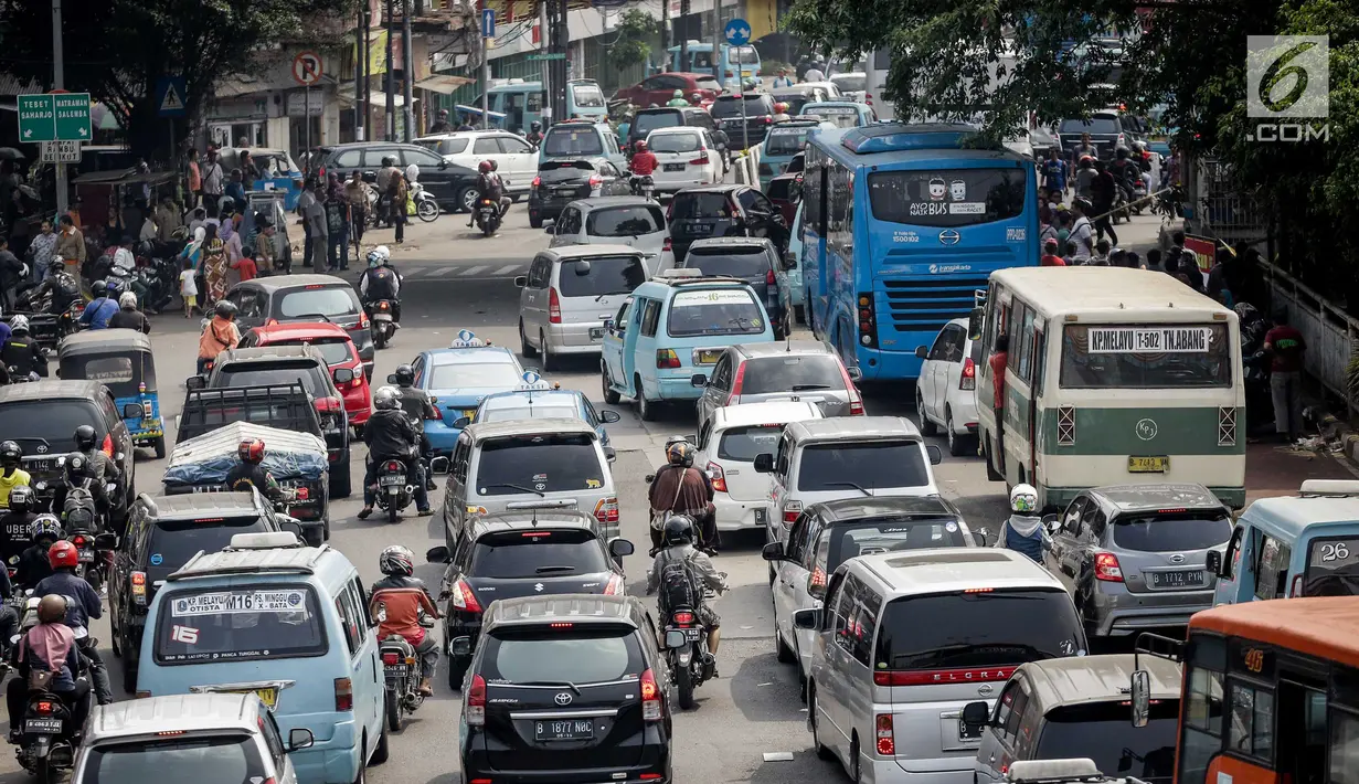 Sejumlah kendaraan terjebak kemacetan di kawasan Terminal Kampung Melayu menuju Jatinegara, Jakarta, Kamis (25/5). Kemacetan tersebut imbas banyaknya warga yang mendatangi lokasi bom Kampung Melayu. (Liputan6.com/Faizal Fanani)
