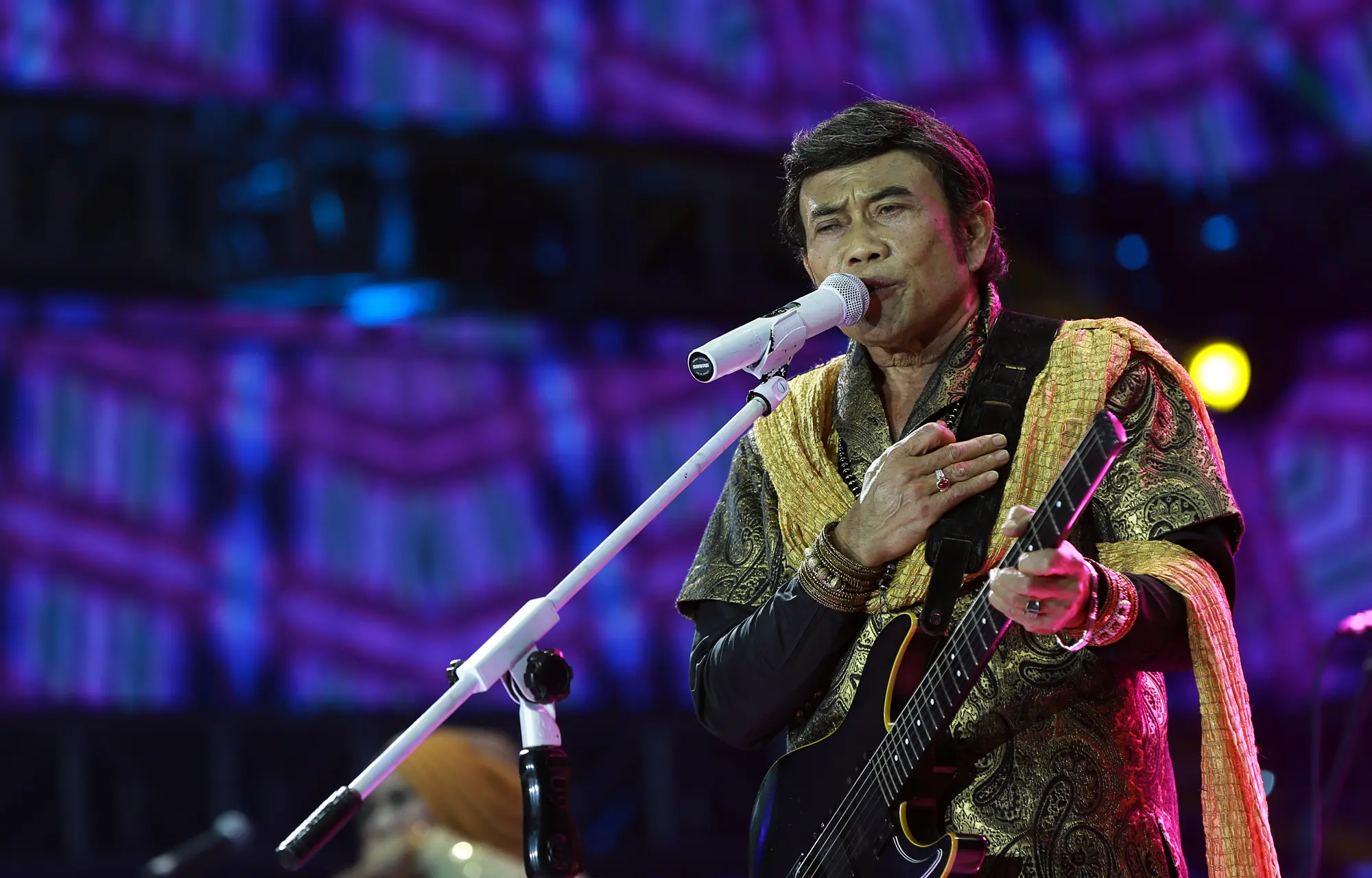 Penampilan Rhoma Irama yang menyanyikan lagu orang lain tersebut diketahui sebagai bentuk penghargaan terhadap penyanyi dangdut. (Deki Prayoga/Bintang.com)