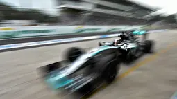 Pebalap Mercedes GP, Lewis Hamilton beraksi saat di Sirkuit Interlagos, Sao Paulo, Brasil, jelang GP Brasil yang digelar akhir minggu ini. (AFP Photo/Nelson Almeida)