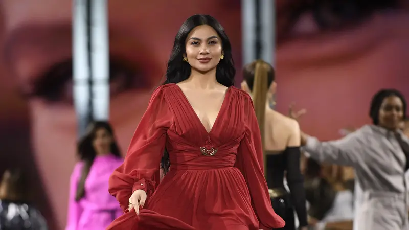Pesona Ariel Tatum Bergaun Merah di Paris Fashion Week