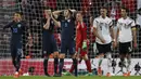 Para pemain Inggris tampak kecewa setelah ditahan imbang Jerman pada laga persahabatan di Stadion Wembley, London, Jumat (10/11/2017). Kedua negara bermain imbang 0-0. (AP/Kirsty Wigglesworth)