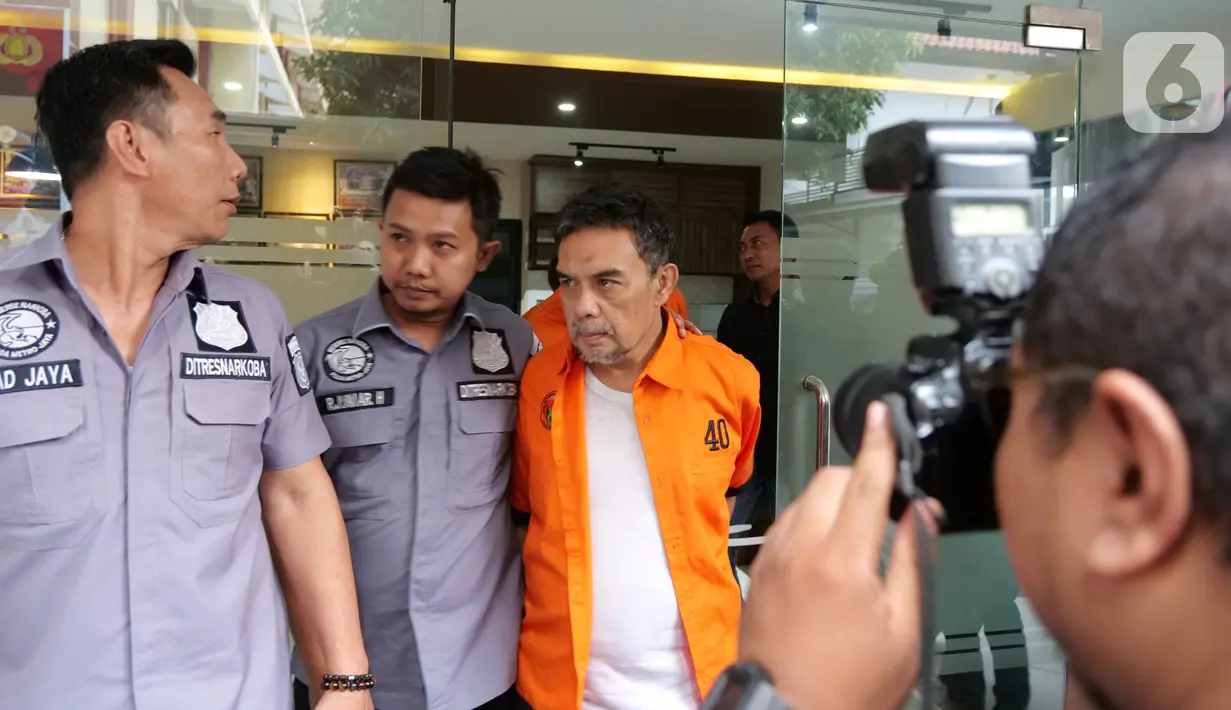 Sutradara Amir Mirza Gumay (kanan) saat dihadirkan dalam rilis kasus narkoba yang menjeratnya di Polda Metro Jaya, Jakarta, Kamis (17/10). Polisi menangkap Amir Mirza Gumay bersama dua orang lainnya. (Liputan6.com/Herman Zakharia)