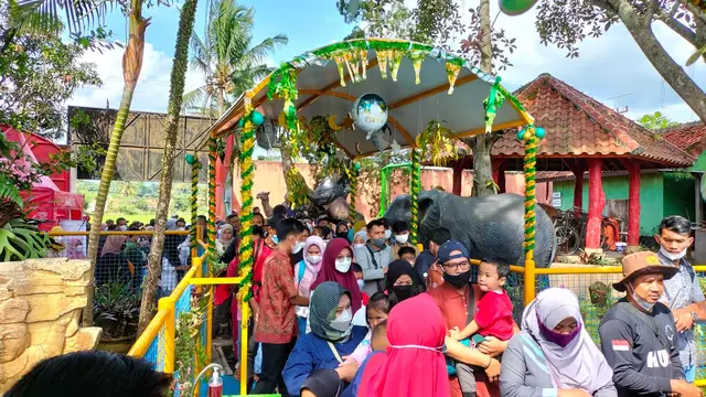 Nampak para pengunjung Taman Satwa Cikembulan, Garut, Jawa Barat di tengah liburan Idul Fitri 1443 H di Garut. (Liputan6.com/Jayadi Supriadin)