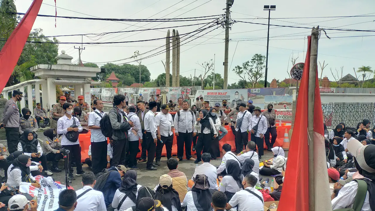Ribuan Guru Honorer Kepung Pendopo Indramayu Tuntut Diangkat PPPK