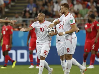 Para pemain Tunisia merayakan gol yang dicetak Ben Youssef ke gawang Panama pada laga grup G Piala Dunia di Mordovia Arena, Saransk, Kamis (28/6/2018). Tunisia menang 2-1 Panama. (AP/Pavel Golovkin)