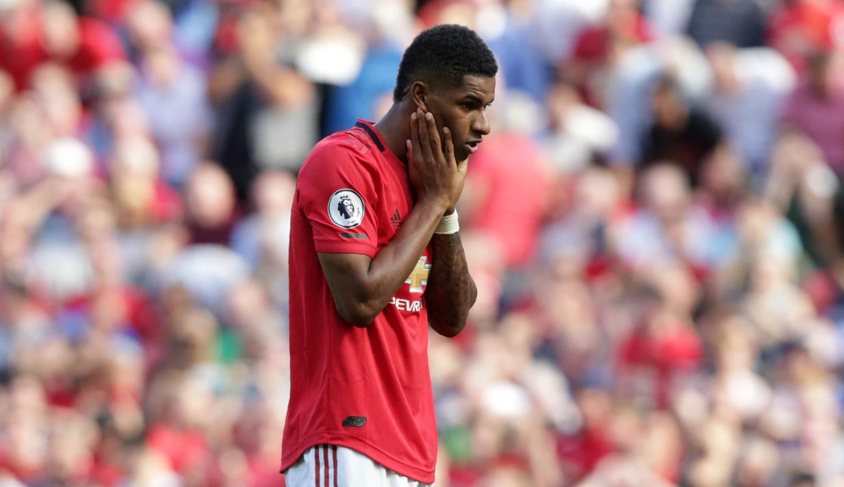 Striker Manchester United, Marcus Rashford, tampak kecewa setelah melakukan penalti saat melawan Crystal Palace pada laga Premier League di Stadion Old Trafford, Manchester, Sabtu (24/8). MU kalah 1-2 dari Palace. (AFP/Lindsey Parnaby)
