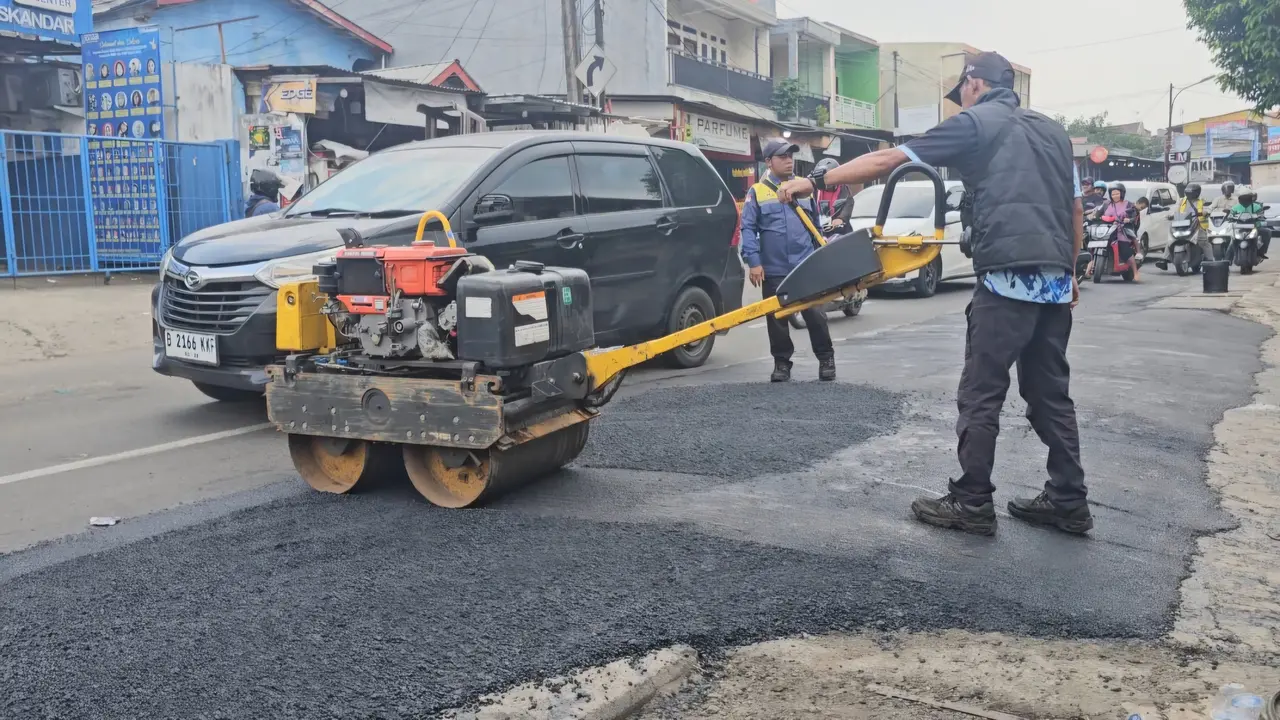 DPUPR Kota Depok melakukan perbaikan jalan berlubang di Jalan Raya Tole Iskandar, Depok.