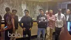 Dua punggawa Honda Racing Team, Marc Marquez (tengah) dan Dani Pedrosa (3kiri) tiba di Jakarta setelah menjalani sesi latihan bebas di Sirkuit Sepang, Kamis (2/1/2017). (Bola.com/Darojatun) 