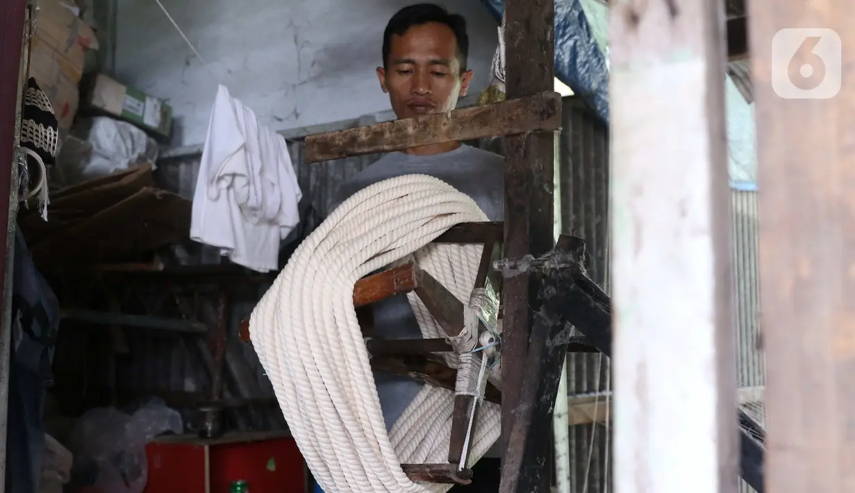 Aktivitas pekerja Pabrik Pemintal Benang Tradisional di Kebayoran Lama, Jakarta, Jumat (11/2/2022). Bank Indonesia (BI) melaporkan penyaluran kredit ke sektor UMKM tumbuh 12,3 persen secara tahunan (year on year) menjadi Rp1.147,3 triliun di sepanjang 2021. (Liputan6.com/Angga Yuniar)