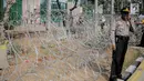 Kawat berduri disiagakan jelang aksi demo nanti siang di Gedung DPR/MPR RI, Jakarta, Selasa (24/9/2019). Sebanyak 18 ribu personel gabungan dari TNI-Polri maupun unsur dari Pemprov DKI Jakarta seperti Damkar, Satpol PP dan Dishub disiagakan jelang demo siang nanti. (Liputan6.com/Faizal Fanani)