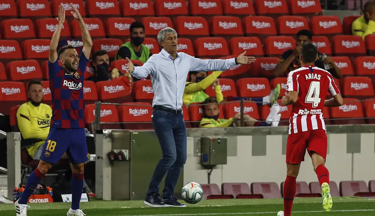 Pelatih Barcelona Quique Setien (tengah) memberi isyarat saat menghadapi Atletico Madrid pada pertandingan La Liga di Stadion Camp Nou, Barcelona, Spanyol, Selasa (30/6/2020). Barcelona bermain imbang 2-2 melawan Atletico Madrid. (AP Photo/Joan Monfort)