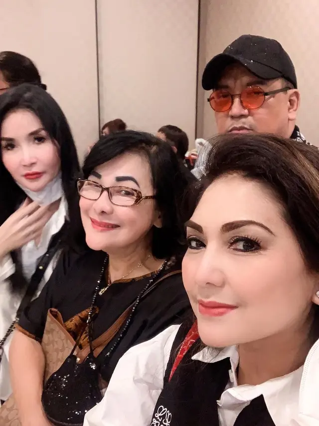 Nia Daniaty Bertemu Sesama Artis Senior Saat melayat Nindy Ellesse Laoh (Foto: Instagram/@niadaniatynew)