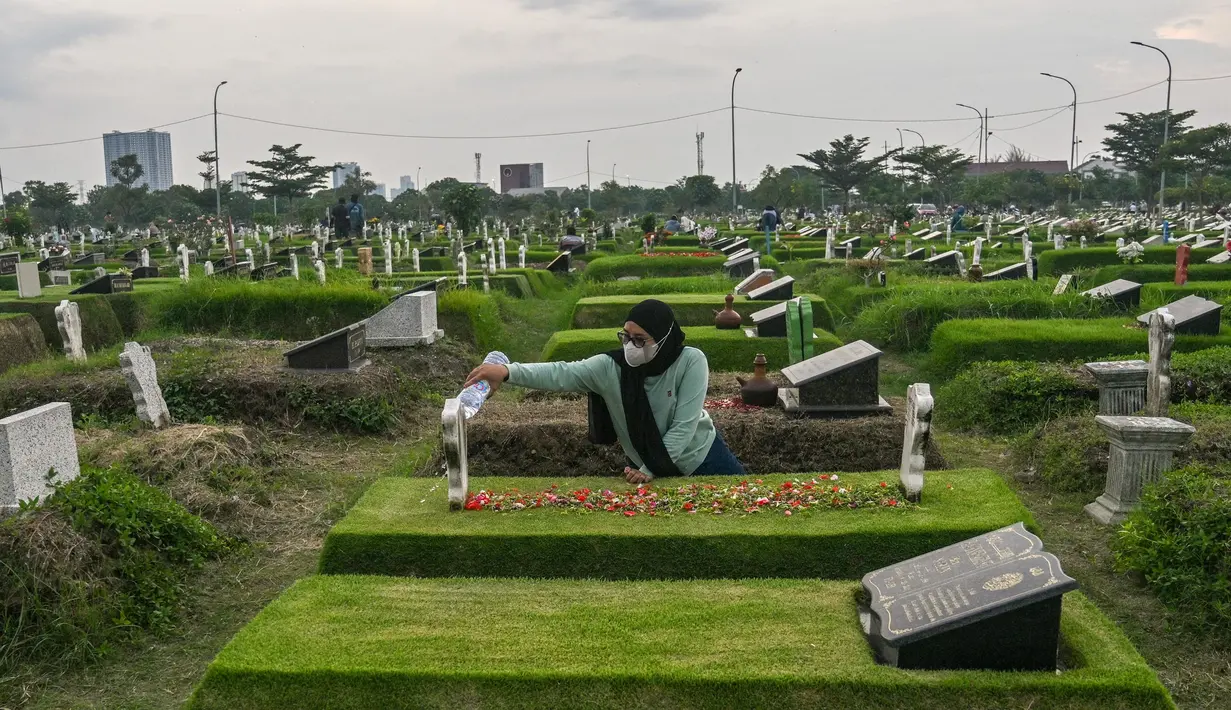 Setiap menjelang bulan suci Ramadan masyarakat muslim akan berbondong-bondong datangi pemakaman untuk melakukan ziarah kubur. (JUNI KRISWANTO/AFP)