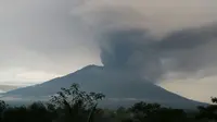 Gunung Agung meletus (Liputan6.com/ Dewi Divianta)