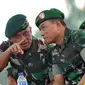 Panglima TNI Jenderal Moeldoko mendengarkan penjelasan dari Gatot Nurmantyo (Pangkostrad) (liputan6.com/Helmi Fithriansyah)