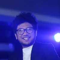 "Kenapa saya berani berjualan CD? Saya percaya industri musik nggak akan mati. Saya dibantu tim, dan saya percaya ini akan efektif," kata Kunto Aji di kawasan Blok M, Jakarta Selatan, Selasa (17/11/2015). (Andy Masela/Bintang.com)