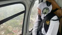 Khofifah memantau kebakaran hutan di Gunung Arjuno dari helikopter. (Dian Kurniawan/Liiputan6.com)