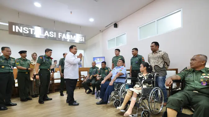 Menhan Prabowo Subianto meninjau fasilitas Rumah Sakit Pusat Pertahanan Negara (RSPPN) Panglima Besar Soedirman di Bintaro, Jakarta yang diresmikan Presiden Jokowi pada Senin (19/2/2024). (Foto: Sekretariat Presiden)