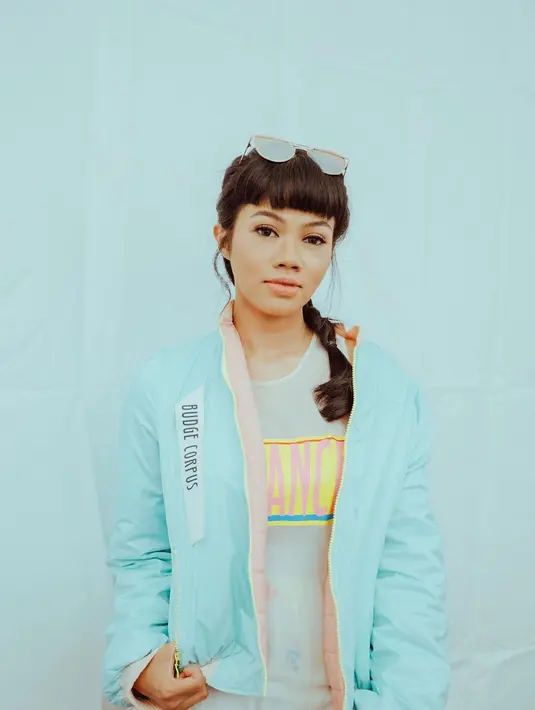 "Kalau (potongan rambut) poni dari lahir. Poni dari SMP kuliah memang ada poni juga," ujar Yura Yunita saat ditemui di kawasan Kebayoran Baru, Jakarta Selatan, Rabu (17/1/2018). (Instagram/yurayunita)