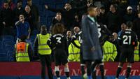 Para penggemar Chelsea menyampaikan perasaan mereka kepada para pemain setelah pertandingan Liga Inggris antara Brighton and Hove Albion dan Chelsea di American Express Community Stadium di Brighton, Inggris selatan pada 22 April 2026. Brighton memenangkan pertandingan dengan skor 3-0. (Glyn KIRK/AFP)