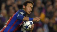 Neymar Jr yang kini tengah menjalani musim pertama bersama Al Hilal di Saudi Pro League pernah berseragam Barcelona selama 4 musim mulai 2013/2014 hingga 2016/2017. Ia didatangkan Barcelona dari Santos pada awal musim 2013/2014 dengan nilai transfer 88 juta euro. Dua gelar La Liga sukses diraihnya pada musim 2014/2015 dan 2015/2016 serta mampu menjuarai Liga Champions 2014/2015. Bersama Barcelona ia total tampil dalam 207 laga di semua kompetisi dengan torehan 94 gol dan 70 assist. (AFP/Lluis Gene)