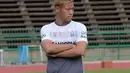 Eks gelandang AC Milan, Keisuke Honda menyaksikan pemain timnas Kamboja berlatih di Stadion Olimpiade Nasional, Phnom Penh, (4/9). Honda berperan dobel, sebagai pelatih timnas Kamboja dan menjadi pemain Melbourne Victory. (AFP Photo/Tang Chhin Sothy)