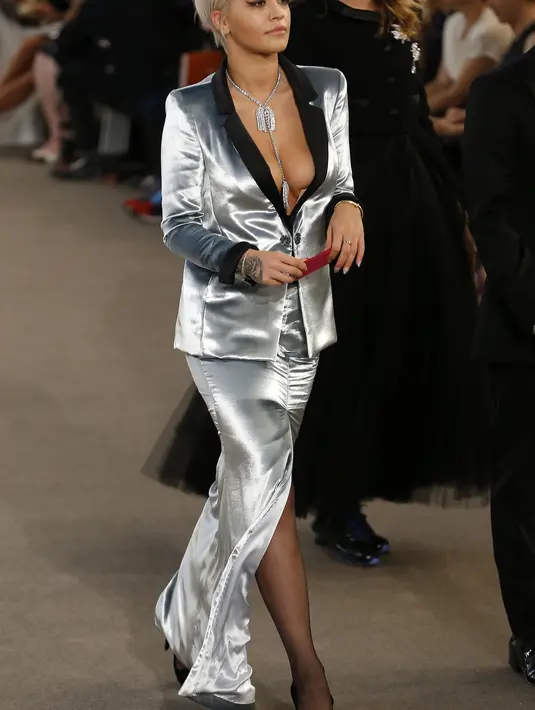 Rita Ora mengatakan ada alasan mengapa ia putus dengan Calvin Harris, “’Itu lebih dari aku kagum padanya, Namun pada saat itu, aku merasa dia bisa berbuat salah dalam hubungan,” tandas Rita. (Bintang/EPA) Sumber: independent.ie