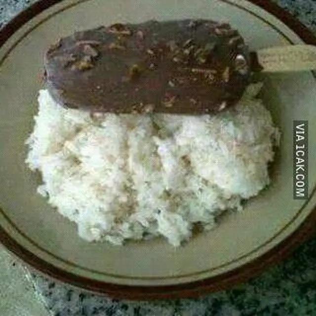 6 Potret Nasi dengan Lauk Camilan Ini Nyeleneh, Rasanya Bikin Penasaran