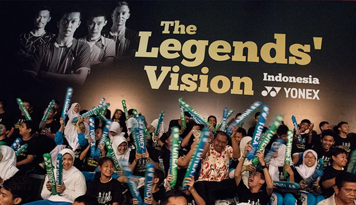Sejumlah penonton bersorak sorai pada laga Yonex Legends Vision di GOR Asia Afrika, Jakarta, Senin (17/8/2015). (Bola.com/Vitalis Yogi Trisna)