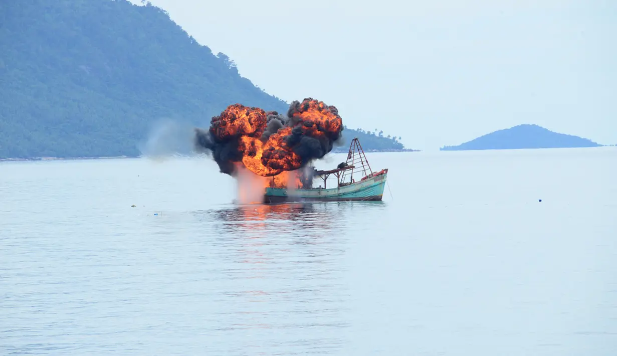 Sebuah kapal asing pencuri ikan di wilayah laut Indonesia dihancurkan TNI, Perairan Anambas, Kepulauan Riau, Jumat (5/12/2014). (Dokumentasi Puspen TNI)