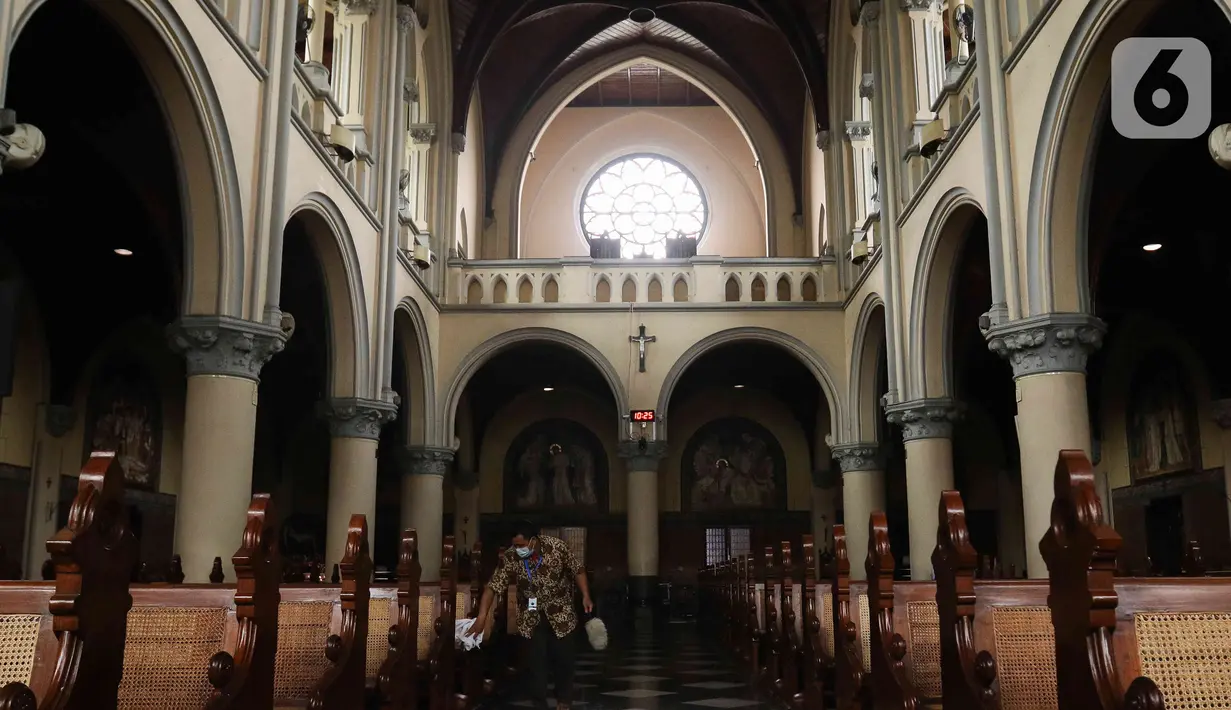 Pekerja membersihkan kursi saat melakukan persiapan jelang ibadah Natal di Gereja Katedral, Jakarta, Jumat (23/12/2022). Menjelang peringatan Natal pada Minggu (25/12) mendatang, Gereja Katedral Jakarta melakukan persiapan bersih-bersih dan pemasangan dekorasi. (Liputan6.com/Herman Zakharia)