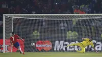 PENENTU - Penalti Alexis Sanchez membawa Timnas Cile juara Copa America 2015. (REUTERS/Ivan Alvarado)