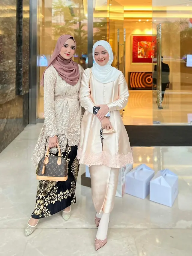 Naik Haji Lewat Jalur Influencer, Ini Gaya Modest Wirda Mansur dengan Tas Branded