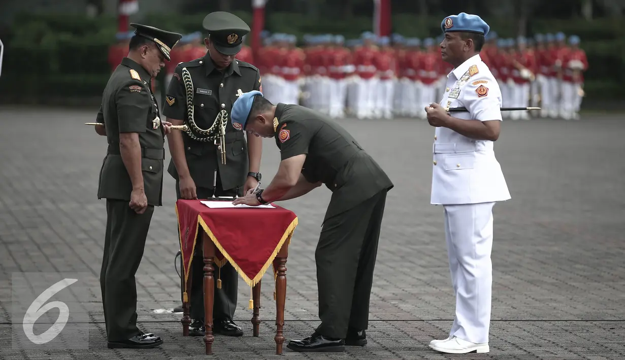Mayor Jenderal Andika Perkasa menandatangani berita acara saat serahterima Danpaspampres di Jakarta, Rabu (25/5). Brigjen TNI Bambang Suswanto resmi menggantikan Mayor Jenderal Andika Perkasa sebagai Komandan Paspampres. (Liputan6.com/Faizal Fanani)