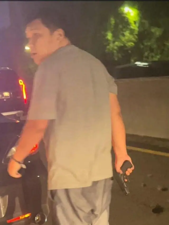 Seorang pria berbadan gempal berlagak bak koboi jalanan viral di media sosial. Peristiwa tersebut terjadi pada Kamis, (4/5/2023) sekitar pukul 21.35 WIB di exit Tol Tomang, Grogol, Jakarta Barat.