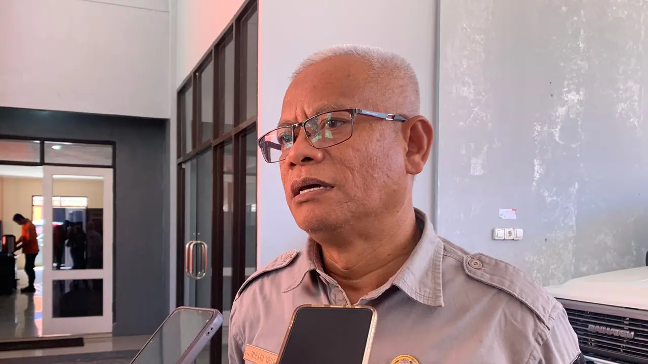 Sekda Garut Nurdin Yana memastikan Pemda Garut memperpanjang masa Tanggap Darurat (TD)  bencana pergerakan tanah dan tanah longsor di tiga kecamatan hingga 14 hari ke depan. (Liputan6.com/Jayadi Supriadin)