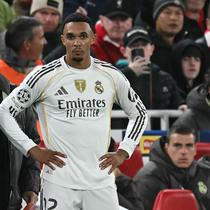 Bek Real Madrid, Trent Alexander-Arnold, menunggu untuk masuk sebagai pemain pengganti dalam pertandingan sepak bola fase liga Liga Champions UEFA antara Liverpool dan Real Madrid di Anfield, Liverpool, Inggris barat laut, pada 4 November 2025. (Paul ELLIS / AFP)