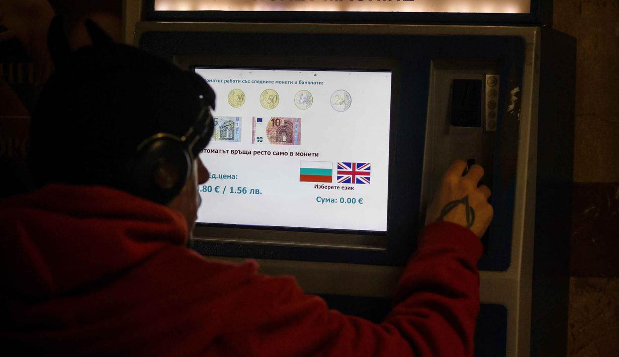 Keputusan ini menjadikan Bulgaria sebagai negara ke-21 yang bergabung dalam kawasan zona euro. Tampak dalam foto, seseorang membeli tiket dari mesin yang menunjukkan uang kertas dan koin euro mana yang akan diterima, di Sofia, Bulgaria, Kamis 1 Januari 2026, saat negara tersebut bergabung dengan serikat mata uang euro. (AP Photo/Valentina Petrova)