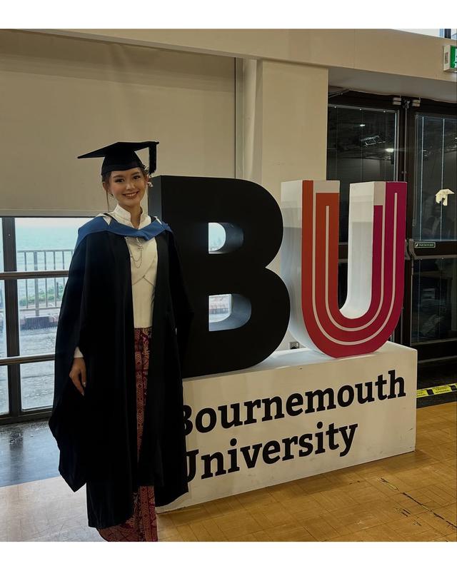 6 Momen Sarah Menzel saat wisuda, anggun pakai kebaya putih