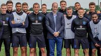 Pangerang William foto bersama para pemain saat menunjungi latihan Timnas Inggris di West Riding County FA, Leeds, Kamis (7/6/2018). Kedatangan ini untuk memberikan support jelang Piala Dunia 2018 Rusia. (AFP/Charlotte Graham)